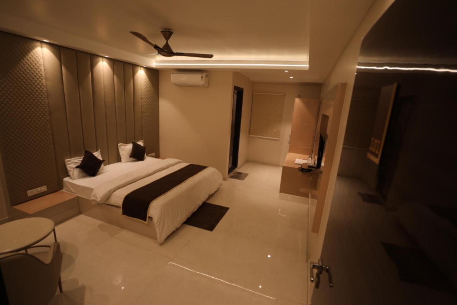 Hotel Maya Crystal Juhi Bari Экстерьер фото